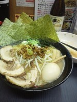 「特製ラーメン大盛（900円）」@ホープ背油らーめん はやぶさの写真