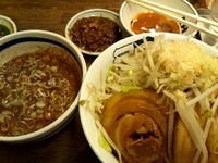「つけ雷（大）+半豚増し+カレー+生玉子（ニンニクマシヤサイち」@雷 北松戸本店の写真