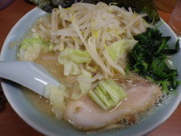 「ラーメン並＋もやキャベ」@横浜家系ラーメン 新吉家の写真