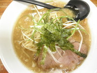 「しょう油ラーメン+中盛　「650円+無料」」@ラーメン屋 桑原亭 東川口店の写真