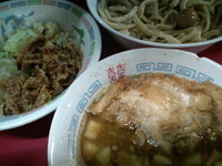 「たま小つけ麺豚入 まかブタ ニンニク少し」@蓮爾 登戸店の写真