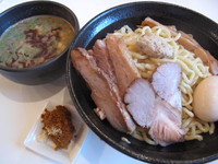 「濃厚黒つけそば 大盛＋特製トッピング」@はりけんラーメンの写真