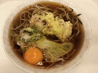 「玉そば・ちくわ天のせ　￥300」@だるまそば 西新宿支店の写真
