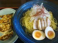 「冷やしとりそば￥700＋ギョーザ（無料券）」@らーめん萬亭 ふじみ野上福岡店の写真