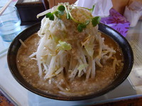 「濃厚にぼし（背脂・たまねぎ・ヤサイ）」@にぼ次郎の写真