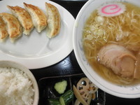 「ランチＡセット（ラーメン＋餃子＋ライス＋お新香）　「800円」@まーちゃんラーメンやの写真