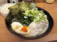 「味玉ラーメン+青ネギ」@濃厚豚骨ラーメン 爆丸の写真
