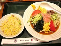 「黒酢入り冷し中華とミニチャーハンのセット　850円」@らーめん直久 青山店の写真