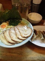 「チャーシュー麺中盛、餃子ビールセット、半ライス」@らーめん半蔵 大和店の写真