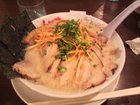 「とんこつらーめん チャーシュー、辛ネギのせ」@東京豚骨拉麺 しゃかりきの写真