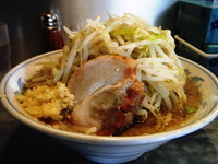 「らーめん（麺少なめ・ヤサイニンニク）+辛味醤=680円」@らーめん大 練馬店の写真