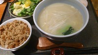「鶏がらスープのラーメンとそぼろご飯（小）のセット」@焼鳥・軍鶏鍋 一歩の写真