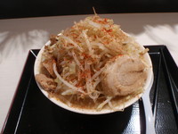 「ラーメン大＋野菜W＋にんにく＋油少し」@ジャンクガレッジ 甲府昭和店の写真