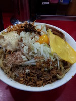 「まぜそば（大）　９５０円　麺増し　全増し」@ジャンクガレッジ 東大宮店の写真