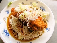 「冷やし蕎麦(大盛)+唐揚げ」@弥生軒 8号店の写真