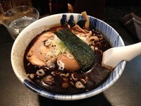 「黒ラーメン」@いっせいらーめんの写真