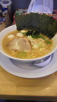 「豚骨醤油ラーメン＋うずらの卵」@美熊家 高崎店の写真