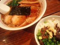 「支那そば　￥６５０　＋　ちゃぁしゅうごはん（小）　２００円」@支那そば きび 神田本店の写真