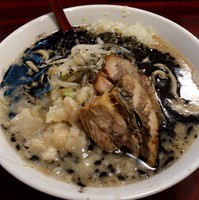 「ラー黒　７００えん」@ゴリラーメンの写真