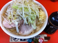 「小ラーメン（ニンニク）+黒烏龍茶」@ラーメン二郎 神田神保町店の写真