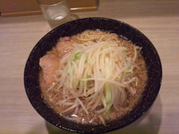 「らーめん６００円(野菜ちょい増し)」@ラーメン大 ○虎の写真