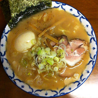 「こくらーめん（麺多め）＋半熟味玉子」@ラーメン専門店 開山の写真