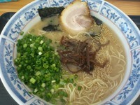 「ラーメン（醤油タレ）￥650＋ネギ増し￥50＝￥700」@麺房 松の写真