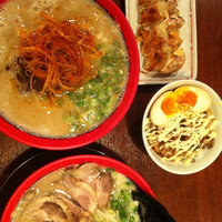 「辛ねぎそば＋肉玉スペシャル＋1口餃子＋チャーシュー玉丼」@豚そば 成の写真