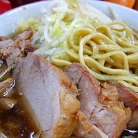 「小ぶた入り（麺少なめ）ニンニク　800円」@ラーメン二郎 上野毛店の写真