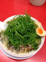 「特製醤油 九条ネギ味玉ラーメン ￥900」@ラーメン魁力屋 市ヶ尾店の写真