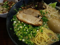 「とんこつ味玉味噌らあめん(880円)＋ネギ(100円)＋肉めし(」@九州らあめん どん きさろく 八柱店の写真