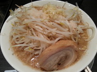 「ラーメン中盛り　野菜　ニンニク　アブラ」@ジャンクガレッジ 東京ラーメンストリートの写真