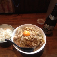 「スタミナラーメン（半ライス付）＋バラ肉増し￥９８０＋麦酒」@ラーメンアキラの写真