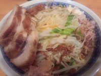 「ラーメン小豚入り＋汁無し（野菜・ニンニク・カラメ）」@豚星。の写真