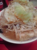 「ラーメン　６８０円　野菜　にんにく　辛玉」@用心棒の写真