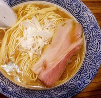 「鯵煮干しそば【燻製油】【昼夜各10食限定】（680円）」@ラーメン燈郎の写真