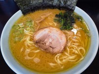 「濃厚豚骨ラーメン（大）・醤油￥780円」@横浜家系ラーメン 十十路の写真