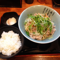 「肉盛り塩油そば＋温玉  ￥７５０＋半ライス￥９０」@伝説のすた丼屋 高円寺店の写真