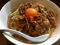 「スタミナラーメン（少なめ）＆ニンニク＋ビール」@ラーメンアキラの写真