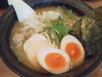 「濃厚鶏骨醤油そば＋味玉」@濃厚鶏そば 麺屋武一 新橋本店の写真