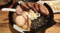 「味玉煮干しらーめん＋チャーシュー盛り」@すごい煮干ラーメン凪 新宿ゴールデン街店 本館の写真