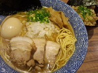 「特製醤油煮干そば(９００円)＋チャーシューおこわ(１００円)」@らーめん 稲垣 ラーメン燈郎店の写真