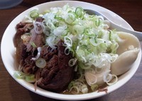 「ラーメンワシ麺大盛ニンニクアブラカラメ豚増し水ギョーザネギ」@ラーメンアキラの写真