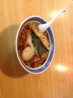 「らーめん（動物）+味玉」@中華そば おかめの写真