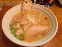 「鶏そば・塩７００円＋つくね（３個）１００円」@はりけんラーメンの写真