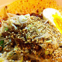 「排骨担々麺+大盛り+ライス」@かつぎやの写真