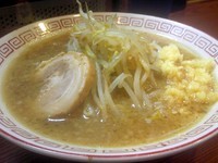 「らーめん（麺半分硬め、にんにく）　700円」@らーめん ◯八の写真