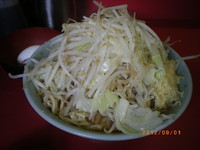 「小脂少なめニンニクヤサイ増し増し　￥650　生たまご￥50」@ラーメン二郎 桜台駅前店の写真