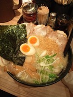 「醤油チャーシュー麺味玉入り」@らぁめん銀波露 新千歳空港店の写真