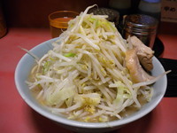 「普通盛 700円　（麺硬め、ヤサイマシマ・ニンニク・カラメ）」@ラーメン二郎 歌舞伎町店の写真